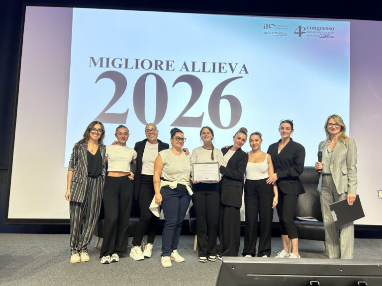 Allieve della scuola di estetica professionale sul palco con le targhe e i premi vinti al Campionato Italiano Nouvelles Esthétiques