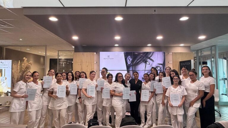 Allieve Lykeions durante una giornata di formazione professionale per estetiste presso Beautech